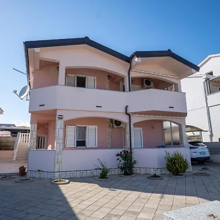 Apartment Pecolaj